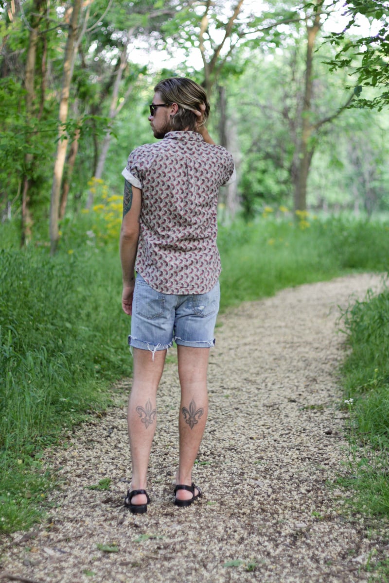 The Kentucky Gent in Ray-Ban Wayfarers, Obey Paisley Woven, Levi's Cut-Off Shorts, and Zara Sandals.
