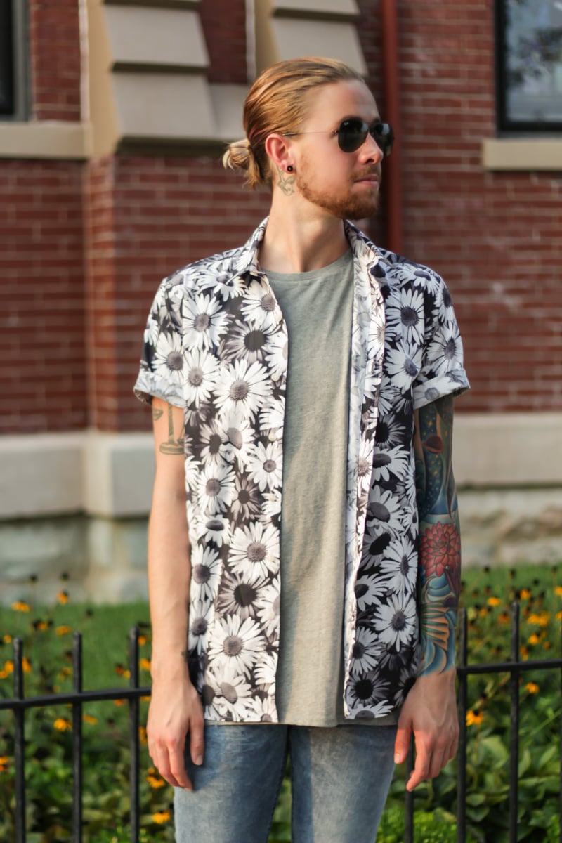 The Kentucky Gent, a men's fashion and lifestyle blogger, in Topman Daisy Shirts, Topman Muscle Shirt, Topman Acid Wash Denim Jeans, Leather Converse Chuck Taylors, and Ray-Ban Aviators.